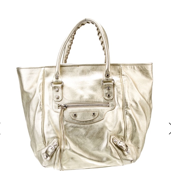 Balenciaga Handbags - Balenciaga
Metallic & Yellow Leather
Silver-Tone Hardware
Single Exterior Pock